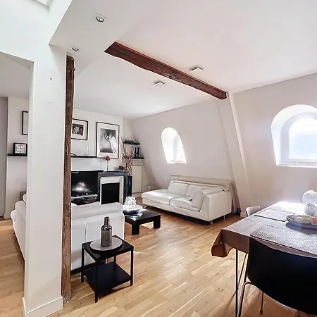 Beautiful Top-floor With Unobstructed View 8th District !