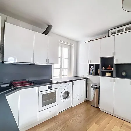 Beautiful Top-floor With Unobstructed View 8th District ! *