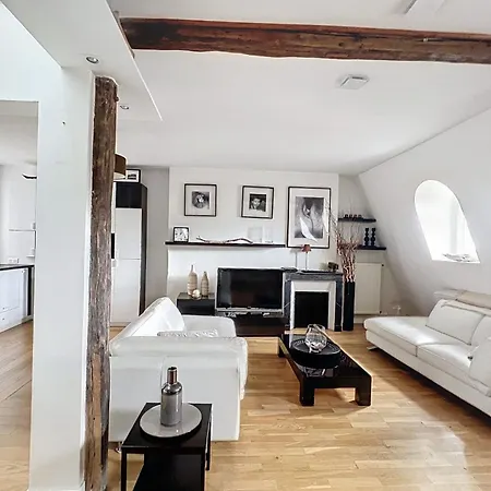 Beautiful Top-floor With Unobstructed View 8th District !