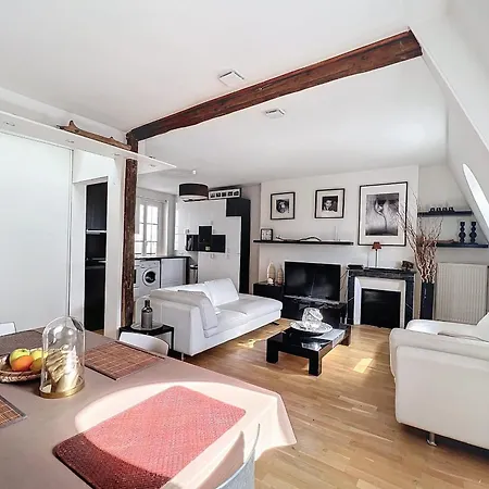 Beautiful Top-floor With Unobstructed View 8th District !