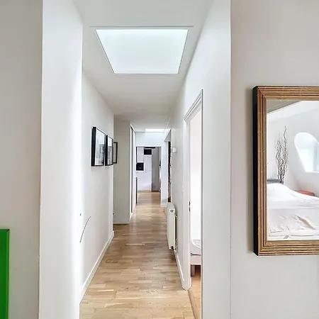 Beautiful Top-floor With Unobstructed View 8th District ! *